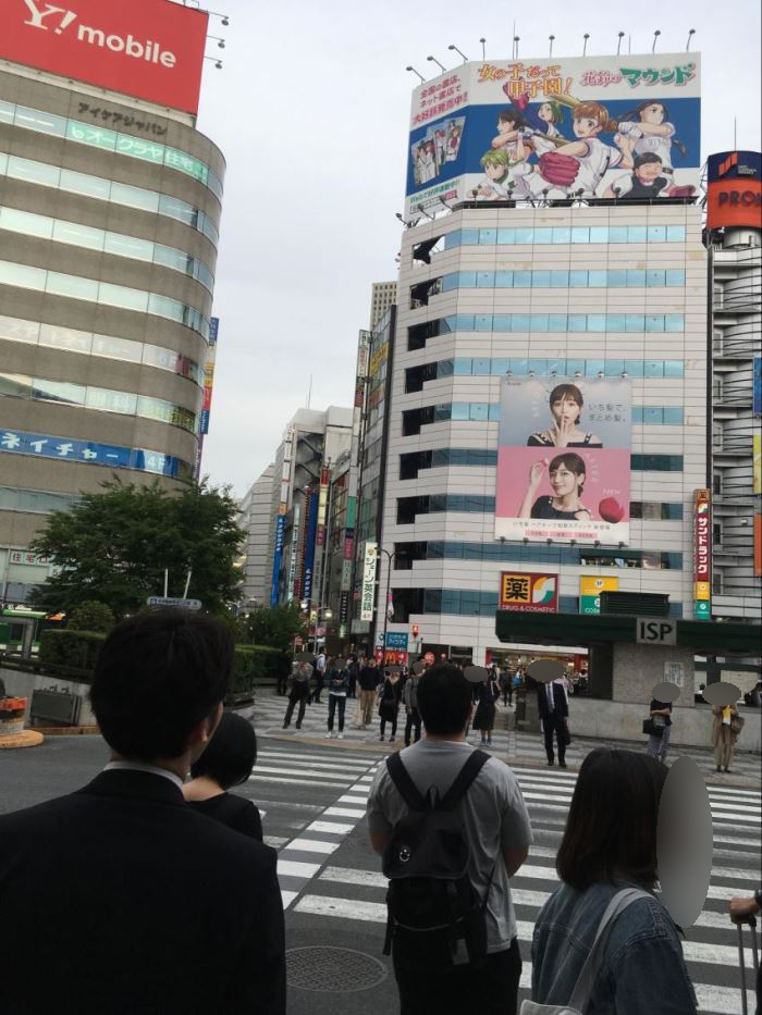 正面の大きな横断歩道を直進